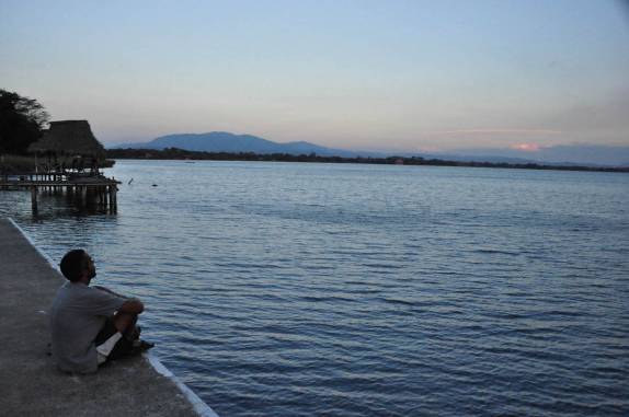 Fim de tarde no maior lago da Guatemala, o Izabal, em Rio Dulce